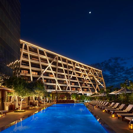 The Abu Dhabi Edition Zewnętrze zdjęcie The hotel's pool