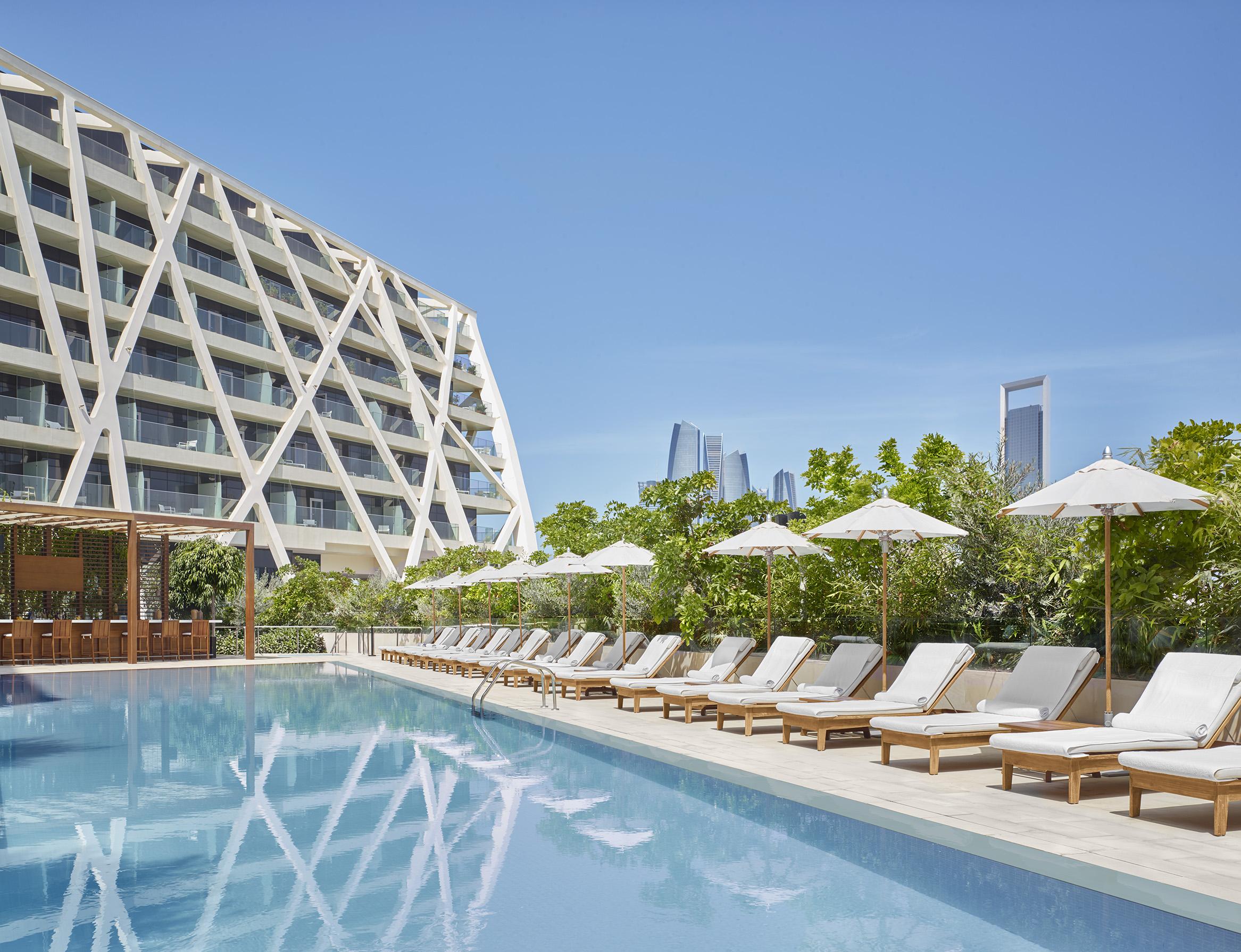 The Abu Dhabi Edition Zewnętrze zdjęcie The hotel's pool