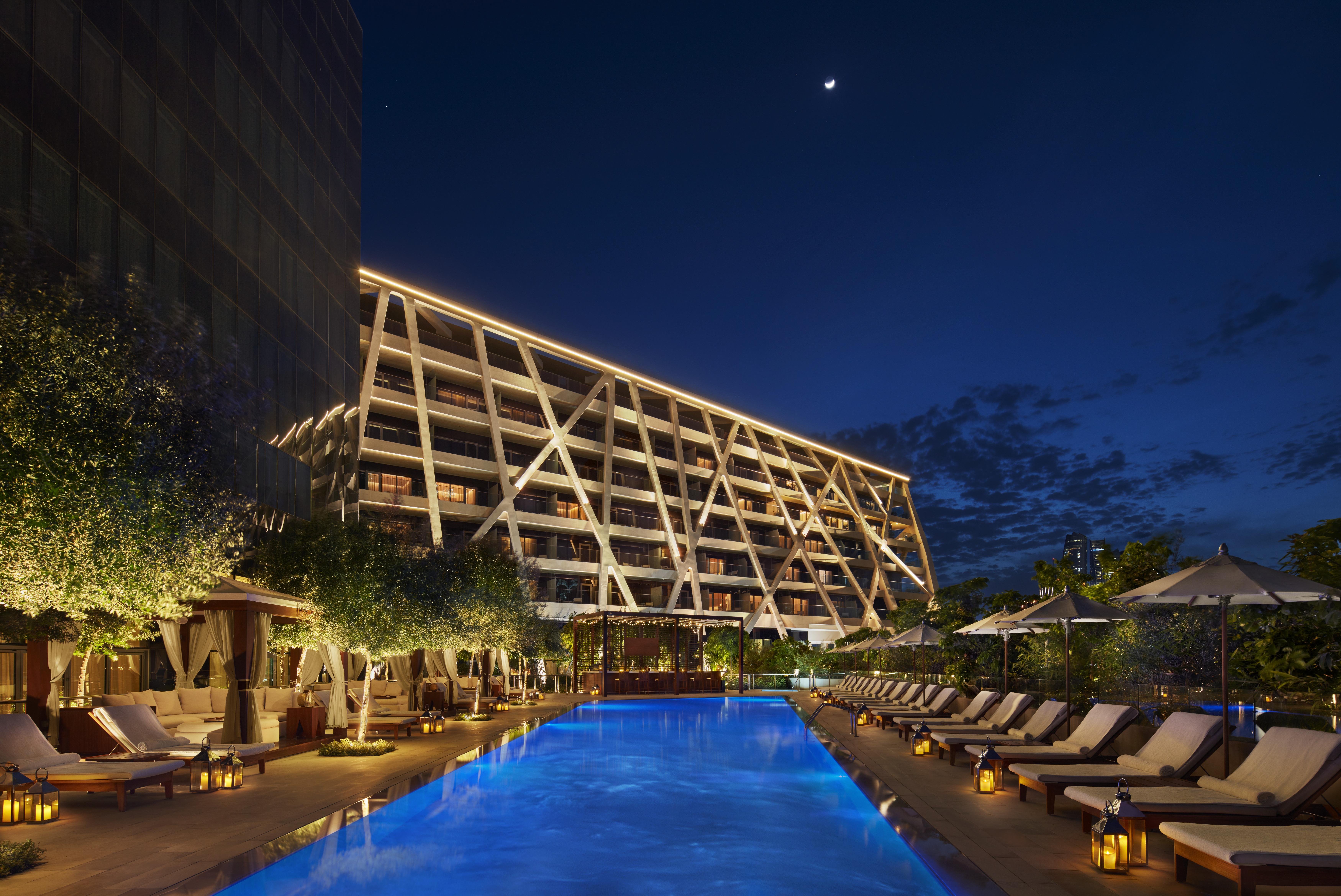 The Abu Dhabi Edition Zewnętrze zdjęcie The hotel's pool