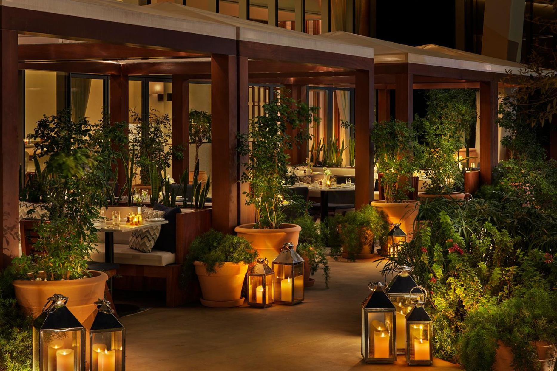 The Abu Dhabi Edition Zewnętrze zdjęcie The patio at the Mirage