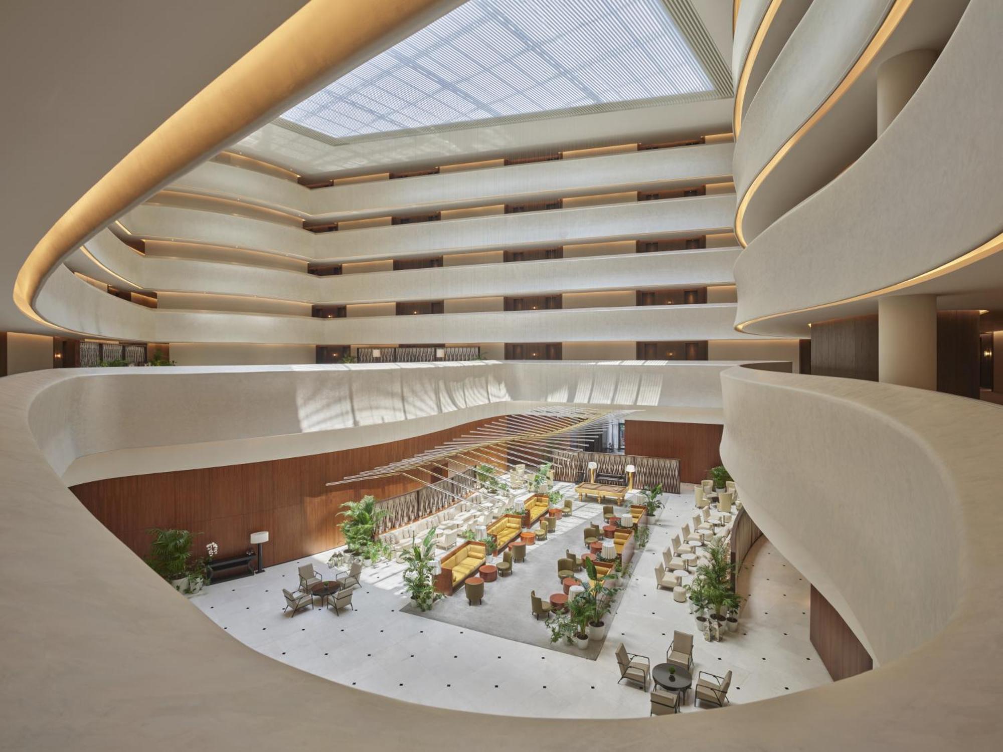 The Abu Dhabi Edition Zewnętrze zdjęcie The hotel's atrium