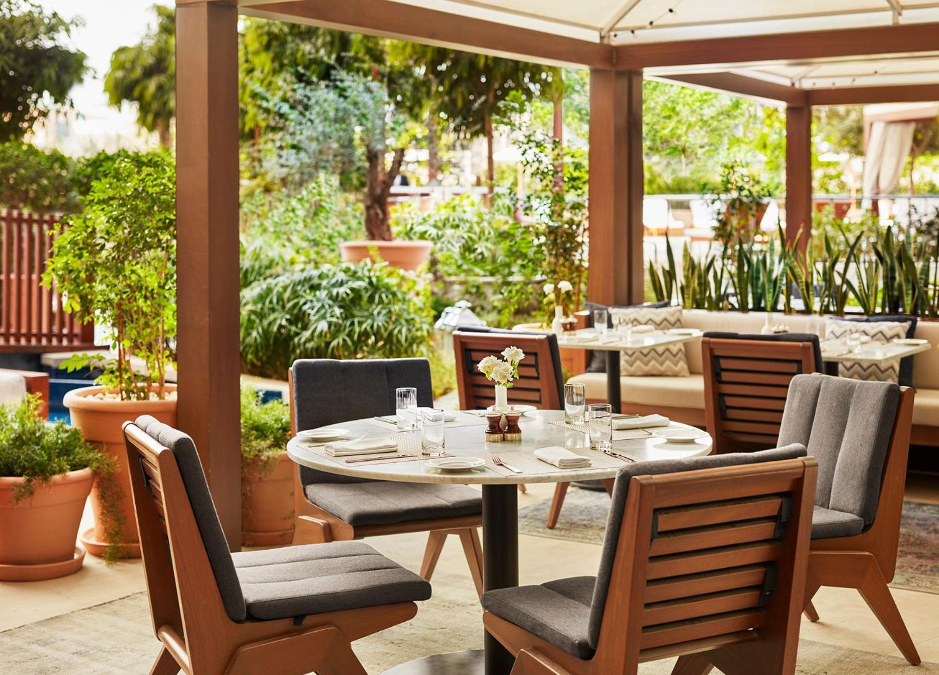 The Abu Dhabi Edition Zewnętrze zdjęcie The Terrace at the Four Seasons Hotel