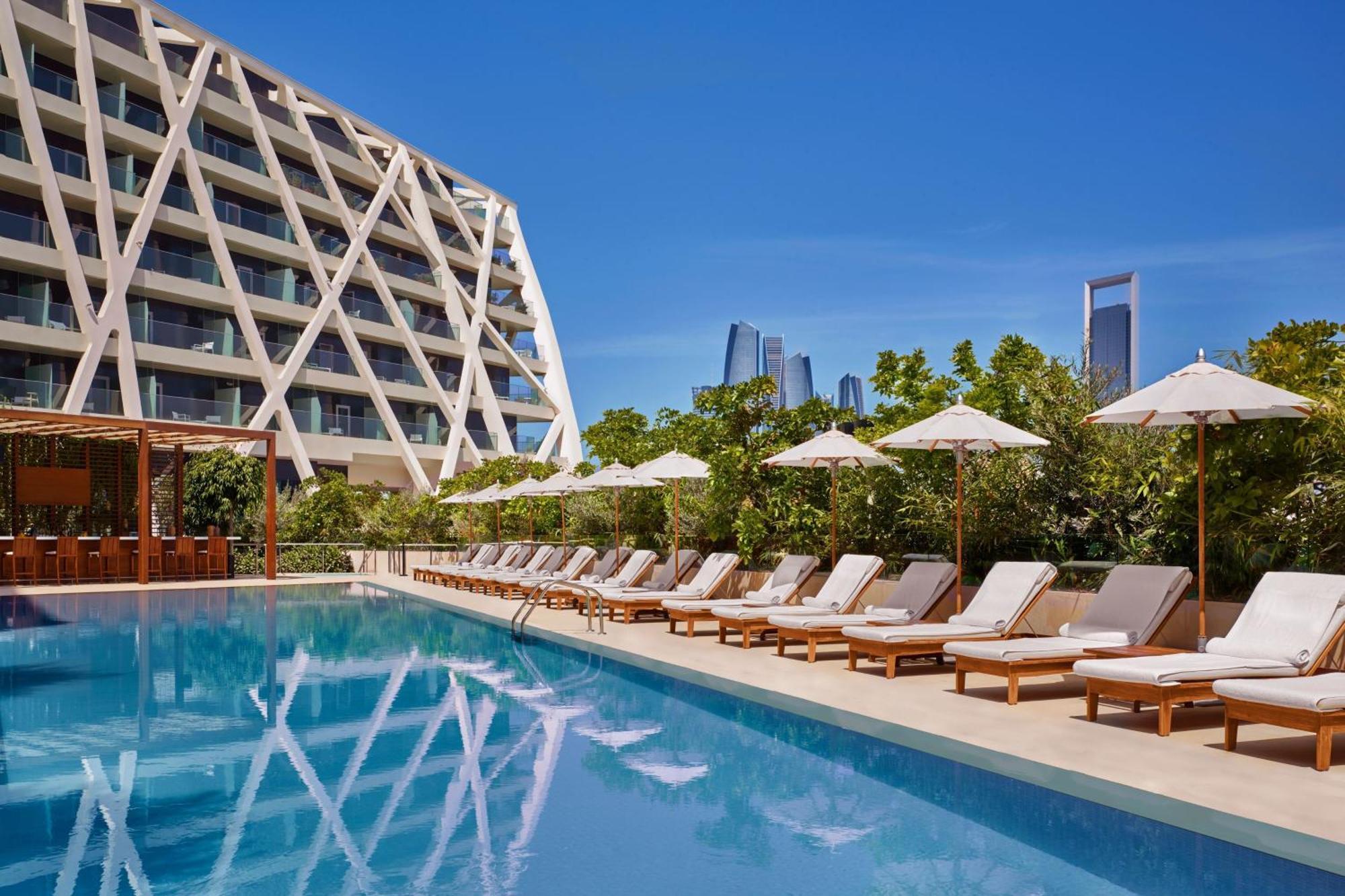 The Abu Dhabi Edition Zewnętrze zdjęcie The hotel's pool